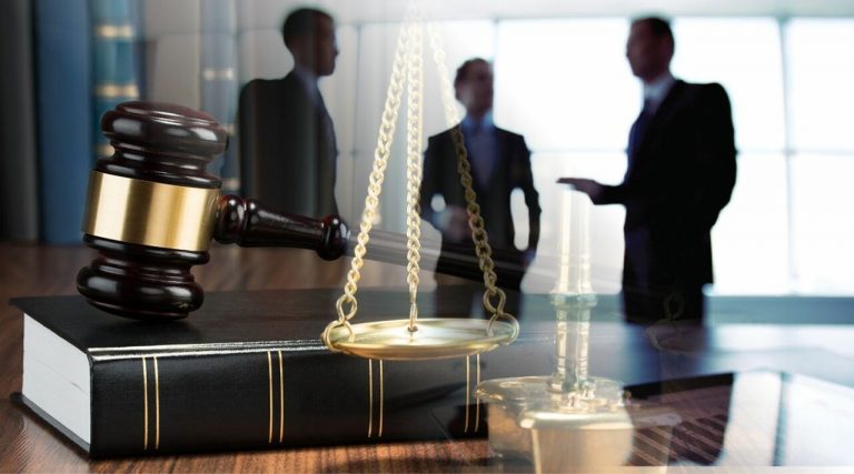 Как выбрать адвоката или юриста для сопровождения продажи дома?