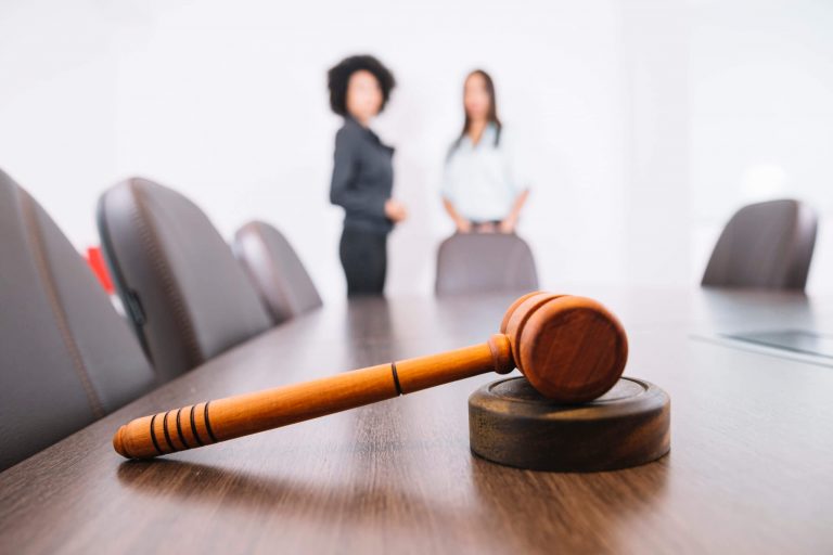 Арбитражный юрист или адвокат: кого выбрать?